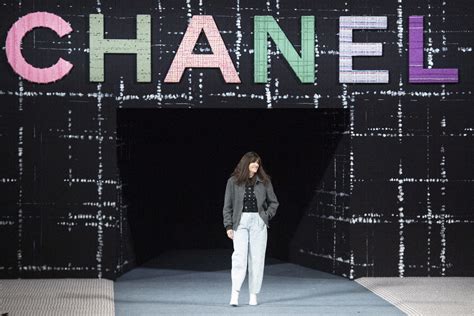 chanel styliste successeur karl|Chanel se sépare de Virginie Viard, qui avait succédé à Karl .